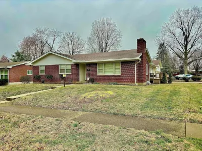 Centrally located retreat in Louisville! New hottub! Driveway and garage parking Ken Combs Running Store 주변 호텔