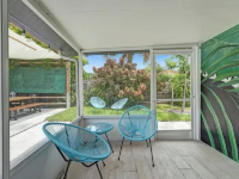 Beachside Haven with Pool & BBQ. 6 min to Beach