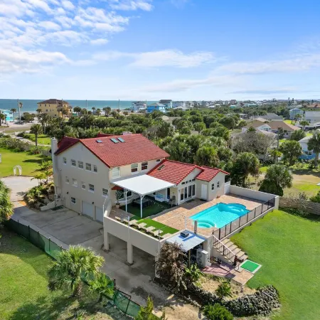 Castle, 2 Mstrs, Pvt Pickleball, Htd Pool/Spa, Mini-Golf, Fish, Dock, Ping Pong