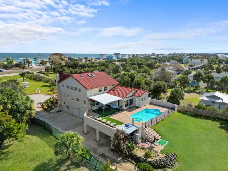 Castle, 2 Mstrs, Pvt Pickleball, Htd Pool/Spa, Mini-Golf, Fish, Dock, Ping Pong