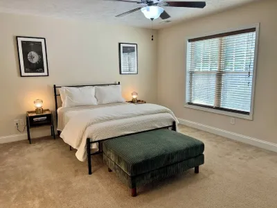 Fast Walk to Downtown - PAR for the Course #1 - Golfer's Retreat Hotels near Hyland Golf Club