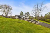 Newly renovated, convenient to area attractions yet very serene