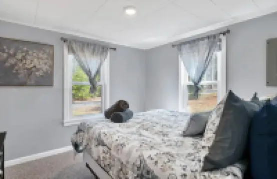 Peaceful Lakefront Retreat: private dock, deck, arcade and more!