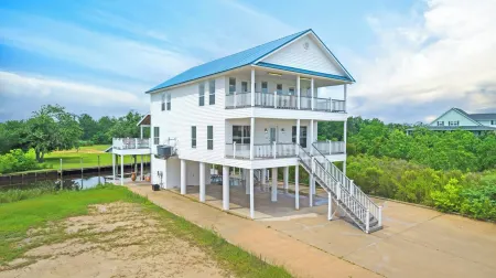 Getting Nauti by the Bay!! 5 Bedrooms, Waterfront!