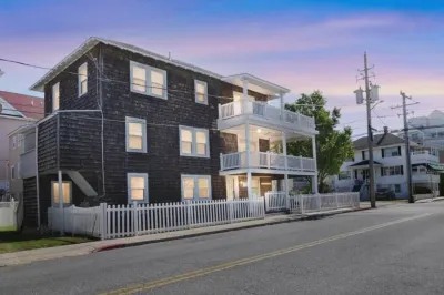 Large Home w Parking Steps to Beach, Boardwalk, Concerts & Festivals Hotel in zona Jolly Roger Amusement Park