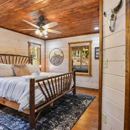 Sweeping Mountain Views! Secluded, Fire pit, Hot tub, Gas Fireplaces, Game Room!