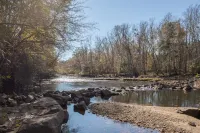 Southern Comfort Cabin- minutes from the river and the lake! - 2-Star