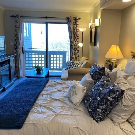Cozy Studio Overlooking 18 Hole