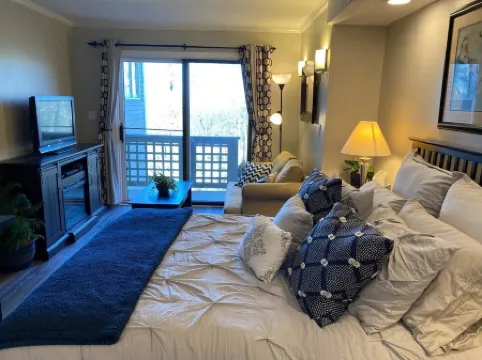 Cozy Studio Overlooking 18 Hole