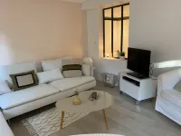 Lovely garden level of villa, totally independent, quiet, large garden