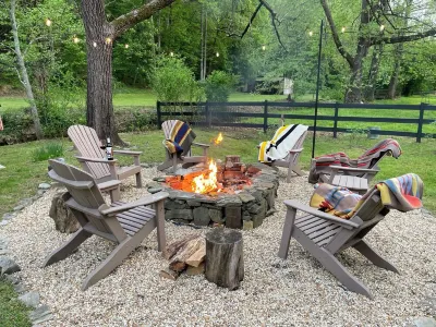 Serene Farmhouse in Dahlonega on 5 acres W/Historic Indian Cabin & Creek.