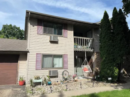 A full 2-bedroom apt with free WiFi, AC in Oshkosh- a short distance to EAA! Отели рядом с достопримечательностью «Университет Висконсин в Ошкош»