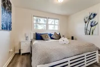 Fir-Grove Retreat-Stylish Home in Tranquil Setting Hôtels à proximité de : Albertsons
