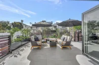 2-Bedroom 2 Bath Vacation Home Walking Distance to Fashion Island