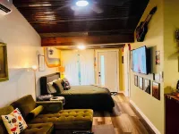 THE GREENROOM, FUNKY music themed tiny home, walking distance to downtown! Hotels in Bosque County