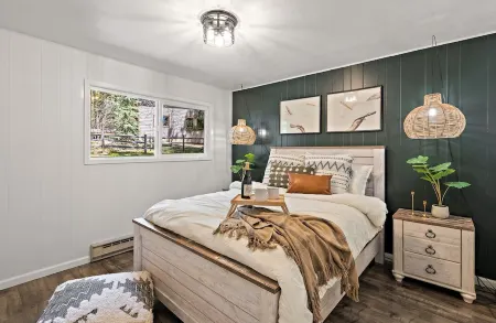 Alpine Nine - Modern, cozy cabin in the woods close to town