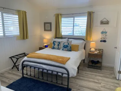 Sleeps 7, 10 Min Walk to Beach, Cozy Family Home