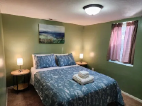Sunlit Oasis: Family Friendly Suburban Private 4 Bedroom Retreat