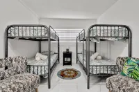 Miami Palm House with Heated Pool &  BBQ/BAR Hotel dekat Florida International University