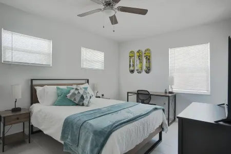 Perfect Beach Location - Spacious, Modern Cottage Отели рядом с достопримечательностью «SSlater Surf Tackle»