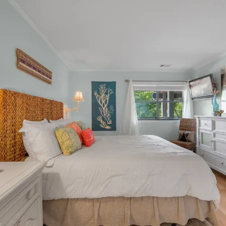 NEED TO GET AWAY? UPDATED CONDO 1 BLOCK TO BEACH