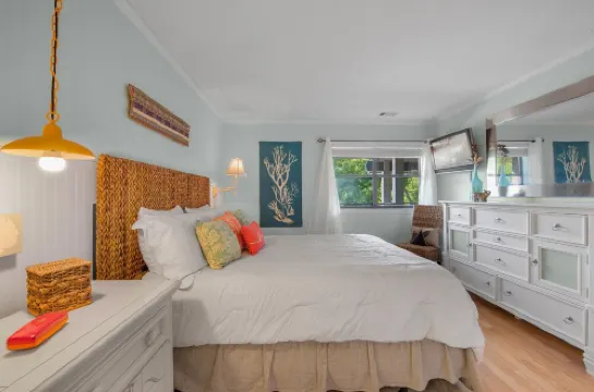 NEED TO GET AWAY? UPDATED CONDO 1 BLOCK TO BEACH