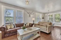 POOL, HOT TUB, FIRE PIT, PET FRIENDLY, 7 CRUISER BIKES, CHECKS ALL THE BOXES.