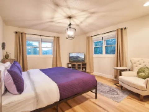 HUGE 5BR, 4.5BA, 3 King Suites, Dog Friendly! Hotels in Watauga