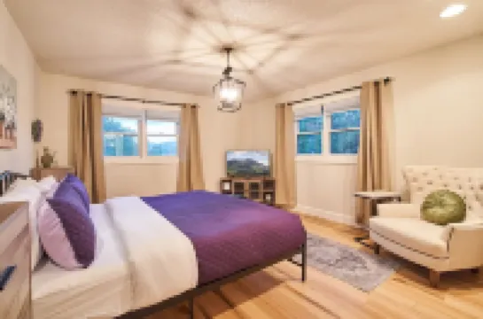 HUGE 5BR, 4.5BA, 3 King Suites, Dog Friendly!