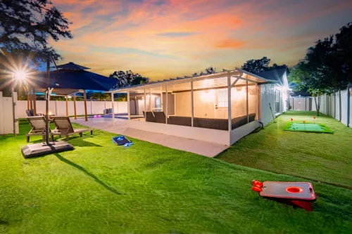 Sleeps 17/Private Beach & Heated pool /mins to Downtown /Buccs /Bush Gardens/Zoo Hotels in Egypt Lake-Leto