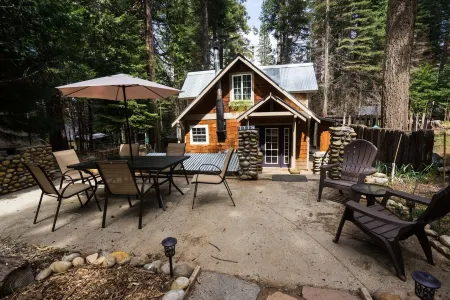 New Private Hot Tub • Couples Getaway• 2mi from Yosemite • Garden Patio Отели рядом с достопримечательностью «Тенайя Лодж эт Йосемити»