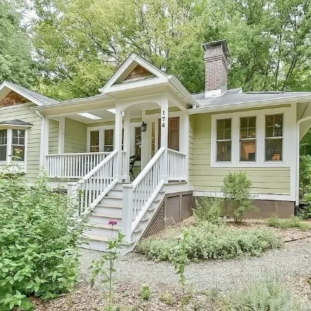 Quiet, elegant cottage just steps from downtown Pittsboro—minutes to Jordan Lake