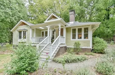 Quiet, elegant cottage just steps from downtown Pittsboro—minutes to Jordan Lake Hotel dekat South Bynum River Access