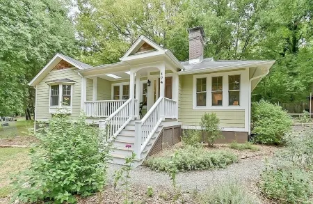 Quiet, elegant cottage just steps from downtown Pittsboro—minutes to Jordan Lake