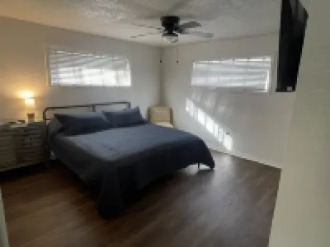 New updated property, Lake front, quiet cove! Kayaks!