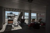 Beach Front South End, Designer Decorated, Dream Retreat on Tybee Island!