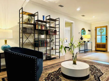 Modern 3 bedroom close to the bay and downtown!