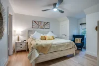 Luxury Lakefront Estate - 1.6 Acres - Sleeps 12 - Boathouse + Sunset Views