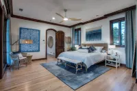 Luxury Lakefront Estate - 1.6 Acres - Sleeps 12 - Boathouse + Sunset Views