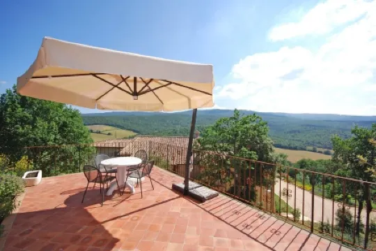 Wonderful apartment in a Tuscan farmhouse with swimming pool and panoramic terrace
