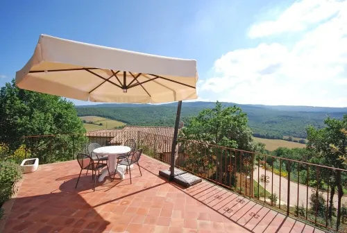 Wonderful apartment in a Tuscan farmhouse with swimming pool and panoramic terrace