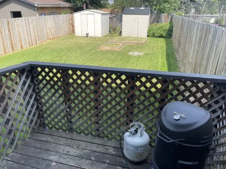 Midtown location 3 minutes from shopping mall with possible car rental add on. Отели рядом с достопримечательностью «Зоопарк Аляска»