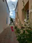 Furnished 2 bedrooms, 4-5 pers. garage, comfortable, close to shops and beach