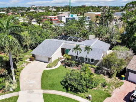 5 Beds 3 Bedroom 2 Bath Heated Pool, Grill, Patio. 5 minutes from the beach! Отели рядом с достопримечательностью «Марко Айленд Бич»