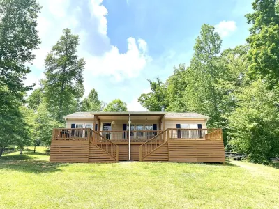 August Discounts!! Quiet Cove 4 Bedroom Lake Retreat, Large Dock & Fire Pit 🎣⛵️☀️