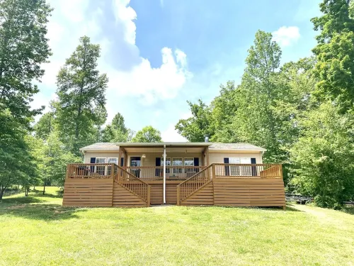 August Discounts!! Quiet Cove 4 Bedroom Lake Retreat, Large Dock & Fire Pit 🎣⛵️☀️