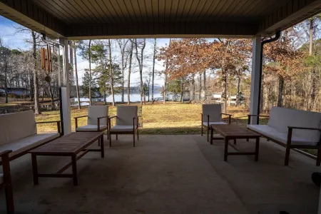 4 Bedroom 2 Bathroom Lake House Sleeps 10 on Lake Guntersville Отели в г. Скотсборо