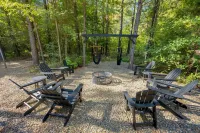 Luxury Family/Couple's Cabin/Outdoor Movie/Arcade/Hot Tub/Play Set/Hammocks