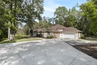 Spacious oasis in the city. Gainesville. Great backyard. 4 Bedrooms 3 baths.