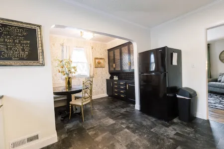 King Suite by Mkat Interior Designs